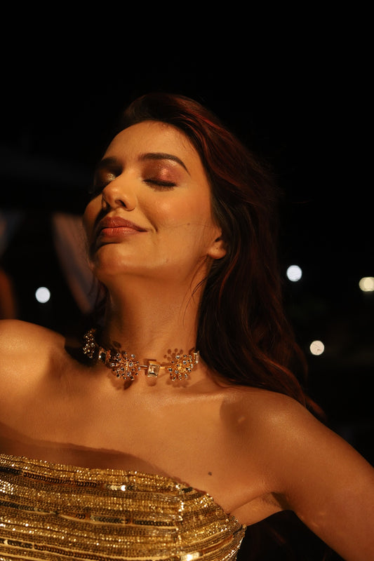 DIVYA AGARWAL IN FLORA CHOKER