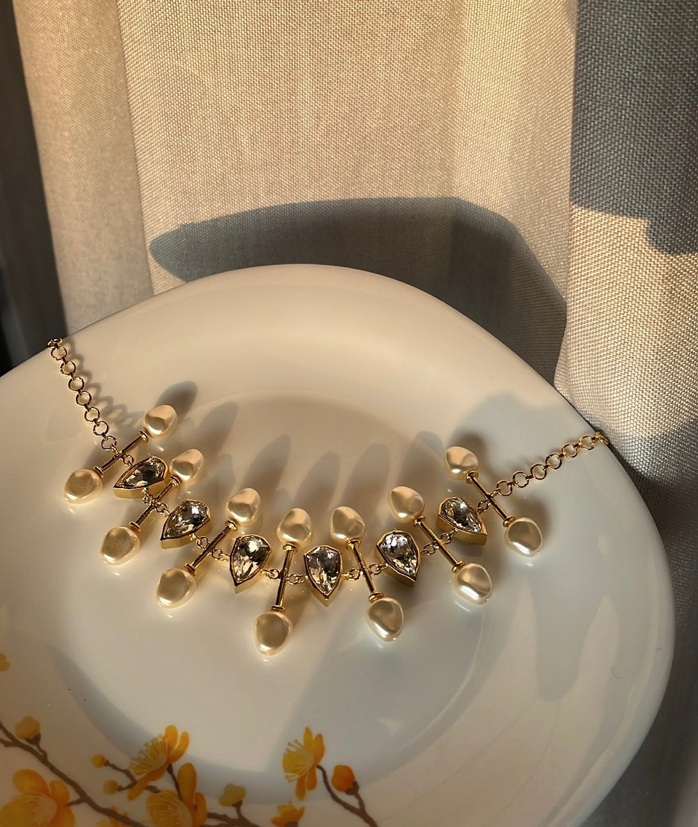 Timeless Vibrant Crystal Pearl Choker in White Crystals