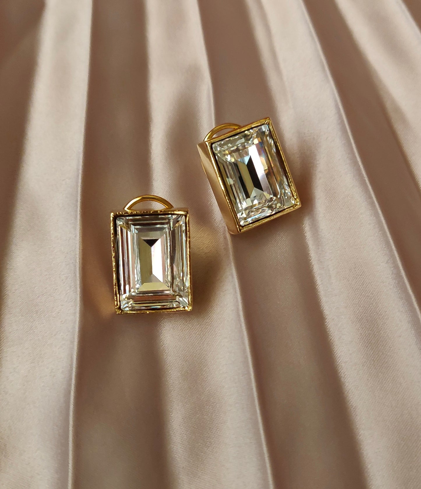 Single Crystal Stud Earrings - White
